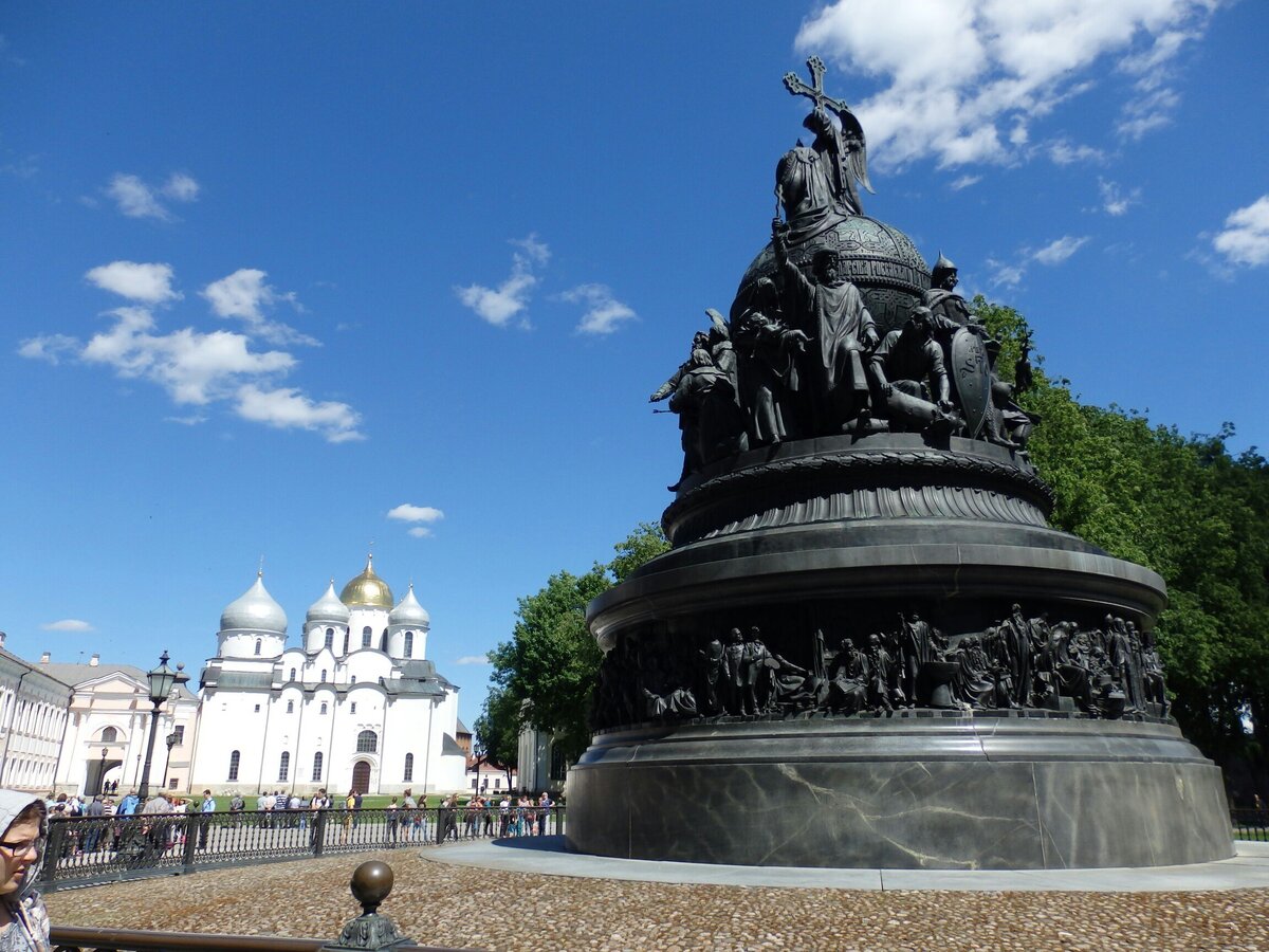 1000 руси. Памятник 1000 летию крещения Руси. Тысячелетие России Новгородский Детинец. Новгород памятник 1000 летия Руси. Памятник 1000 летию крещения Руси в Новгороде.