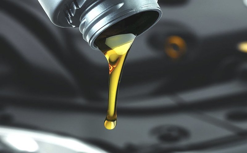 На морозе всё понятно: с чересчур вязким маслом стартер не провернет мотор, а насос не сможет прокачать масло. И чем меньше первое число в обозначении, тем меньше износ двигателя при пуске. На работу прогретого мотора этот параметр не влияет.

При высоких температурах картина сложнее. Казалось бы, чем больше вязкость, тем лучше. Но это не так. Если зальете в мотор обычной легковушки «шестидесятку», вовсе для него не предназначенную, то, скорее всего, не только потеряете мощность, а еще и угробите двигатель. Но почему? Ведь вязкое масло должно лучше защищать детали от износа. Чем выше вязкость, тем толще слой масла в подшипниках и под поршневыми кольцами и, соответственно, ниже интенсивность износа.

Однако есть и другая сторона медали, связанная с низкой теплопроводностью масла. Ведь чем толще масляный слой, тем хуже тепло отводится от поршня, который при этом начинает перегреваться и расширяться. Растет и трение — так и до заклинивания недалеко.

Заметим, что второе число «работает» не только при трехзначных температурах, но и во время прогрева двигателя. Чем выше вязкость, тем больше потерь на трение. А вязкость зависит от температуры. Мы проводили исследования на эту тему (ЗР, № 3, 2008). И обнаружили, что при комнатной температуре разница по вязкости между «тридцаткой» и «пятидесяткой» почти двойная. А потому и расход топлива на более вязком масле во время прогрева будет выше.

Теперь главный вопрос: какое масло нужно именно моему мотору? К сожалению, современные исследования показали, что при выборе подходящего масла для определенного двигателя одного лишь соответствия SAE недостаточно. Нужна более точная «настройка», зависящая как от конструкции мотора, так и от условий его эксплуатации и степени износа.