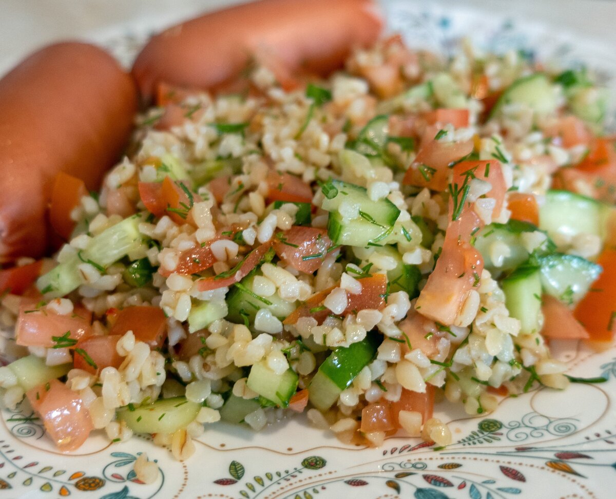Булгур со свежими овощами и сардельки.