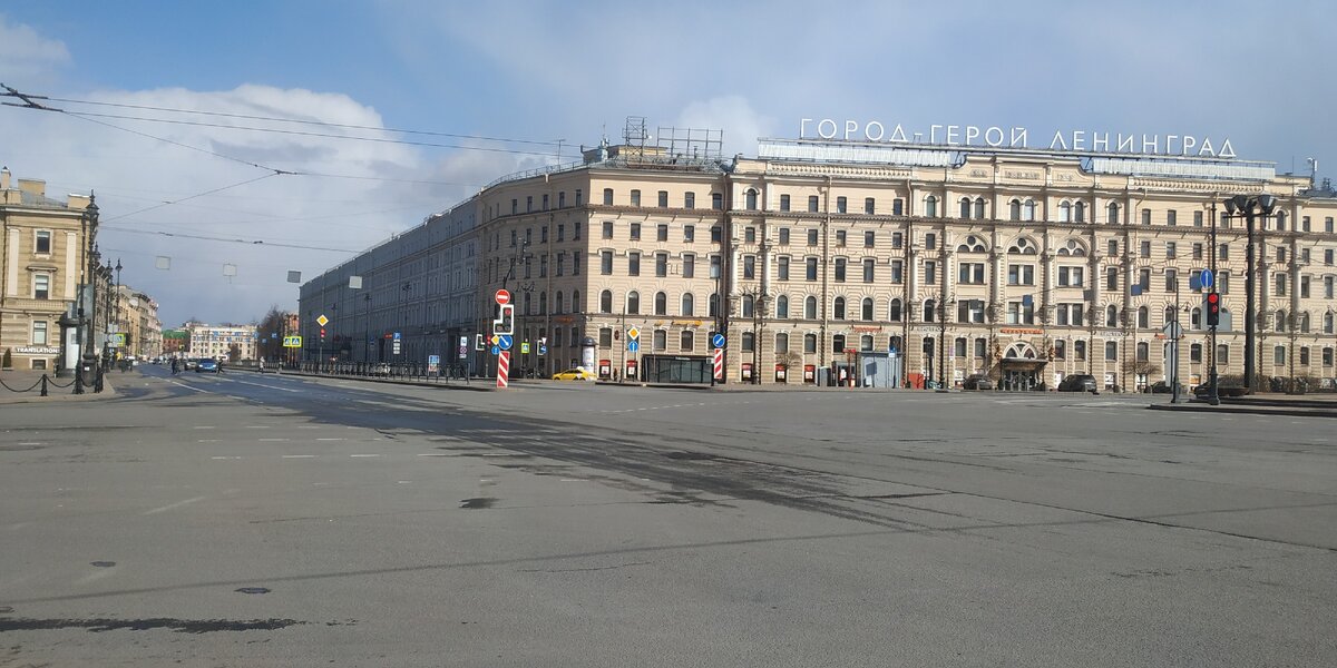 Площадь Восстания, около Московского вокзала.