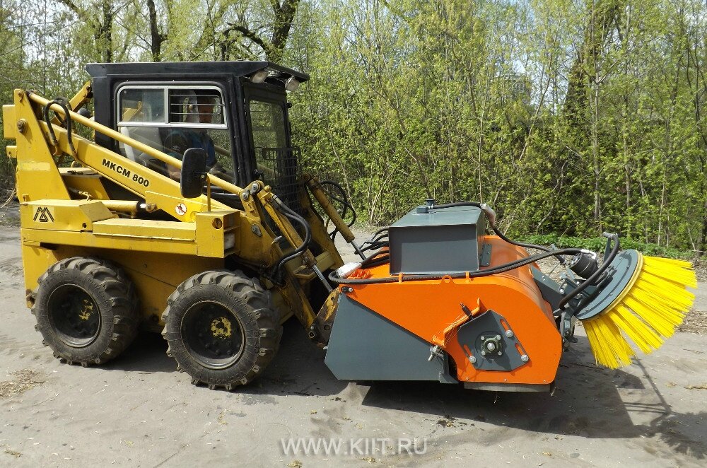 Подметальная дорожная щетка (уборочная машина) на мини погрузчик с передним бункером