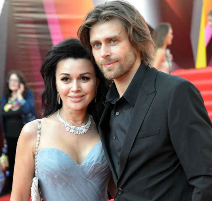 Фото петра чернышова в машине с анастасией. Заворотнюк и чернышов. Фото петра чернышова в машине с анастасией. Фото петра чернышова в машине с анастасией. Дочь чернышова и заворотнюк фото.