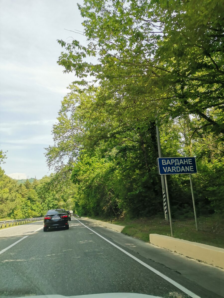 Если ехать со стороны Туапсе, то это недоезжая 5 км до ЛОО. 