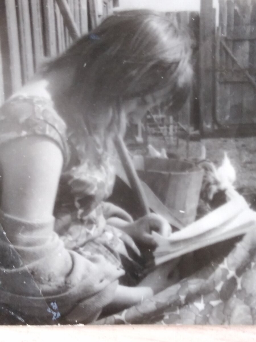 Мне пятнадцать. Готовлюсь к экзаменам. Заканчиваю 8-летнюю школу. Фото из семейного архива. Сделано на фотоаппарате "Зенит" братом.