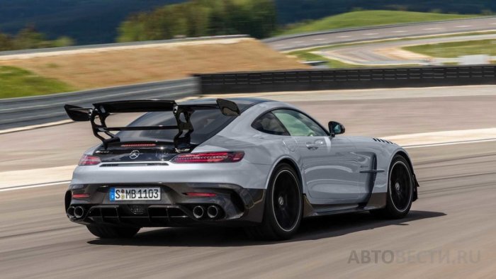 Новый двигатель обеспечивает AMG GT Black Series абсолютно впечатляющую производительность. Двухдверное купе разгоняется от 0 до 100 км/ч за 3,2 секунды. Значение 200 км/ч появляется на спидометре менее, чем за 9 секунд после старта. Максимальная скорость составляет 325 км/ч.