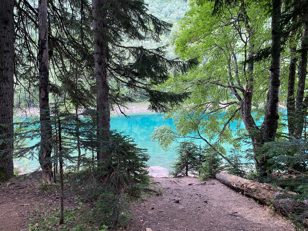 Нереального цвета Бадукские озера