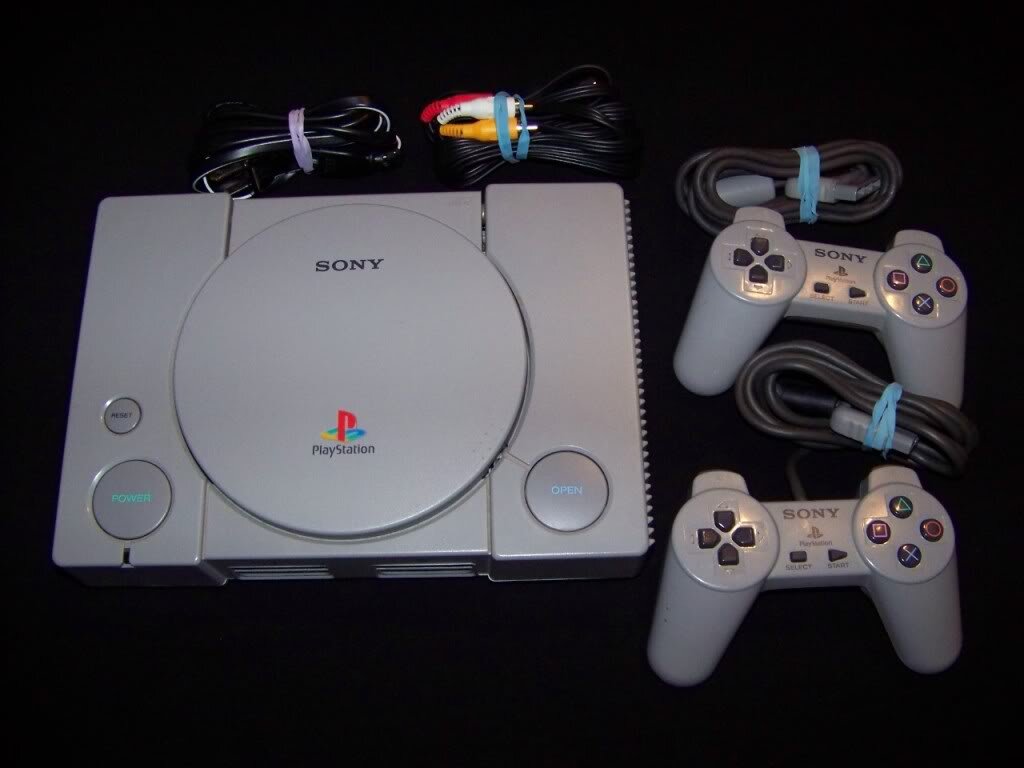 Sony ps2 slim. Sony playstation 1 2002. Sony playstation 1994. Sony ps1 1995. Первая сонька приставка 2.