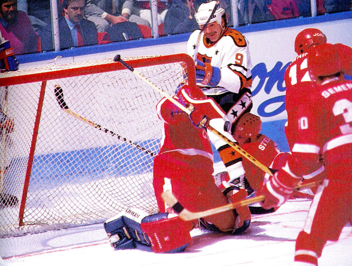 Изображение с Яндекс,Картинки (атака команды НХЛ на ворота СССР).