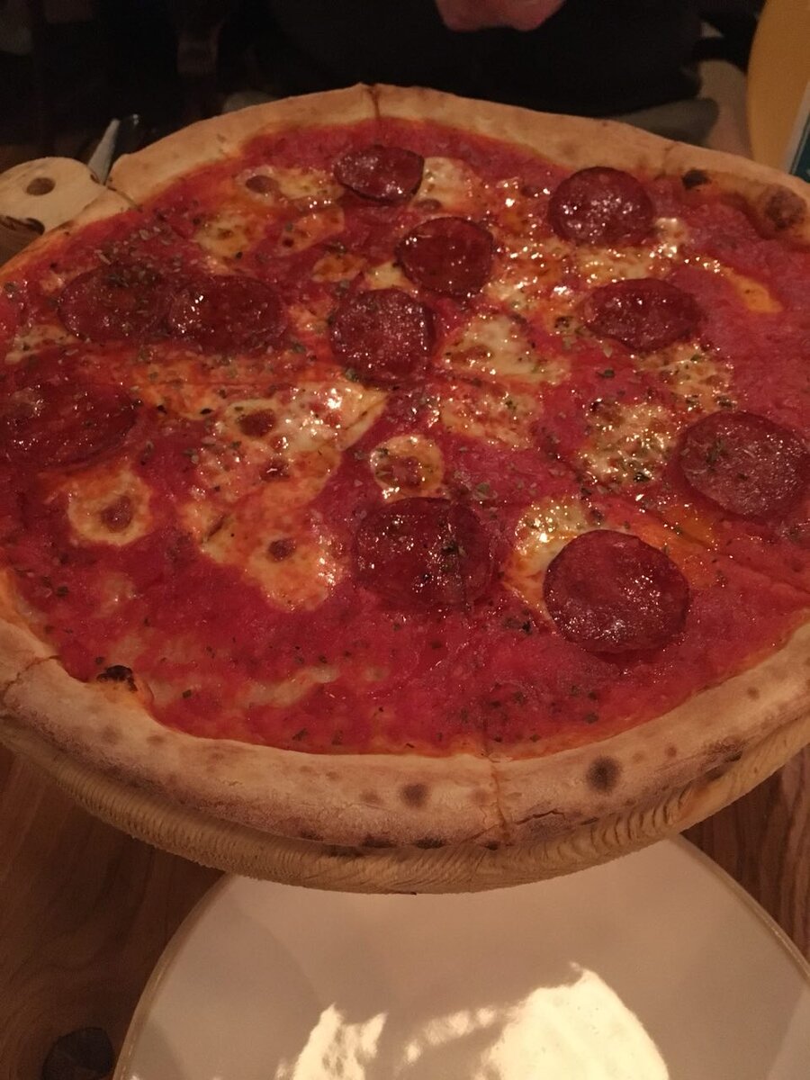 Вариаций пицц в меню около 7, каждый сможет подобрать что-то на свой вкус. Мой оценка 4\5. 