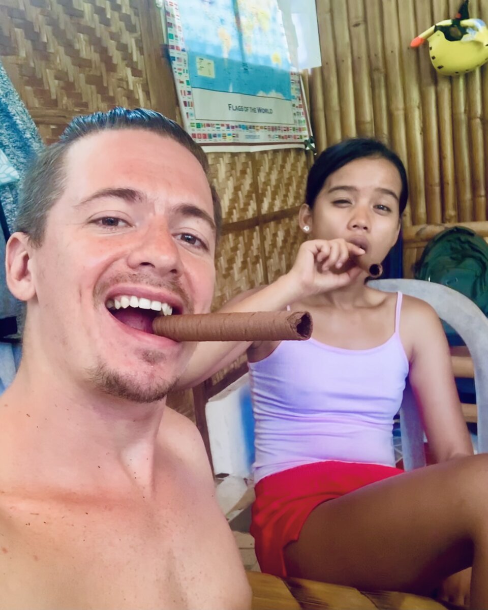 Мы с Найви на Филиппинах, курим вафельные палочки