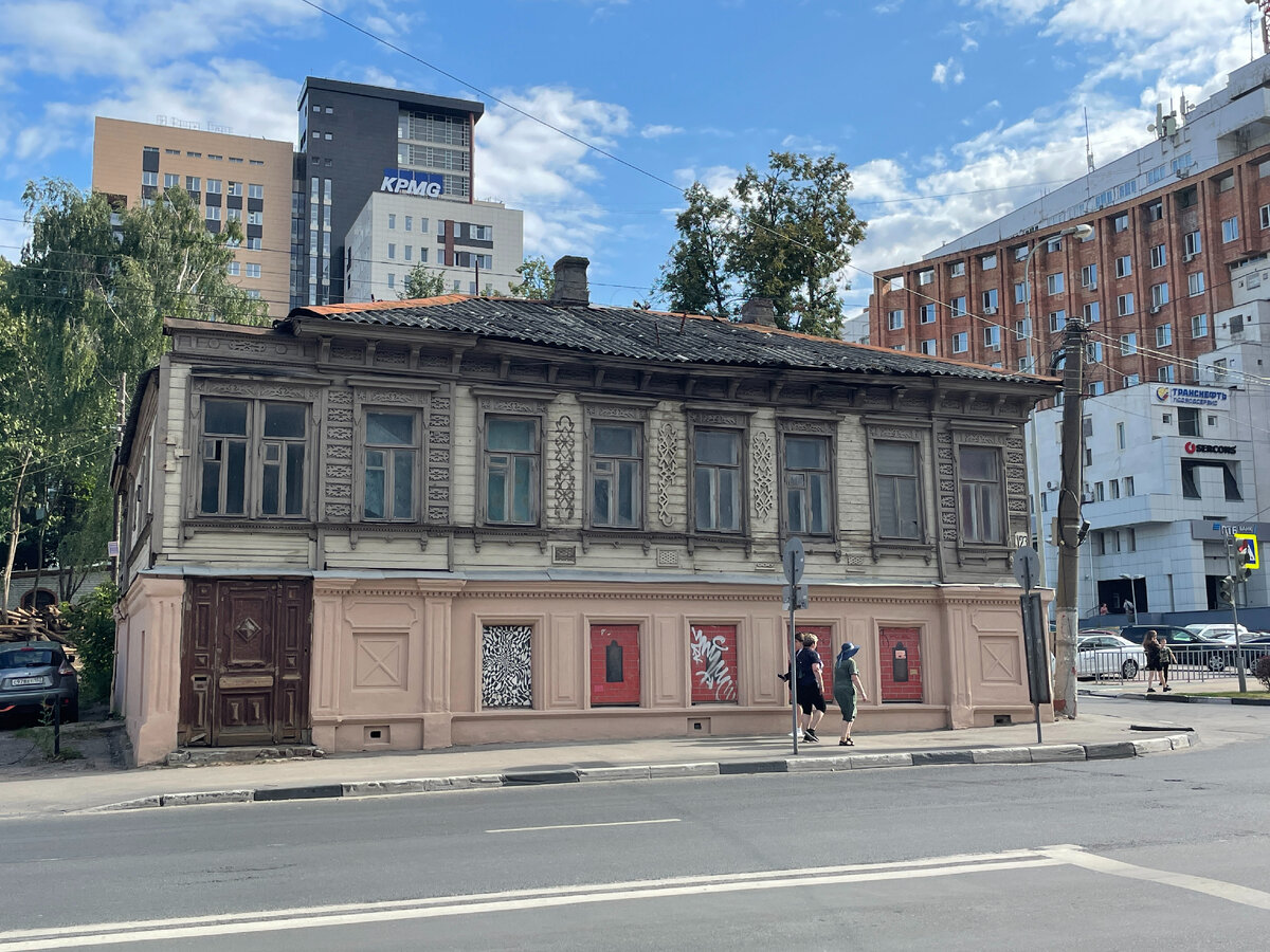 Вдоль дороги, рядом с огромными банками и бизнес-центрами, сохранилось пара домов получше. 