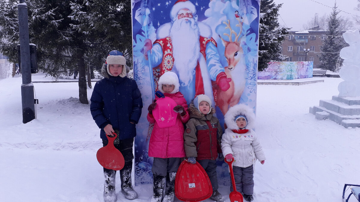 Четверо "старших".  Два школьника и два детсадовца. 