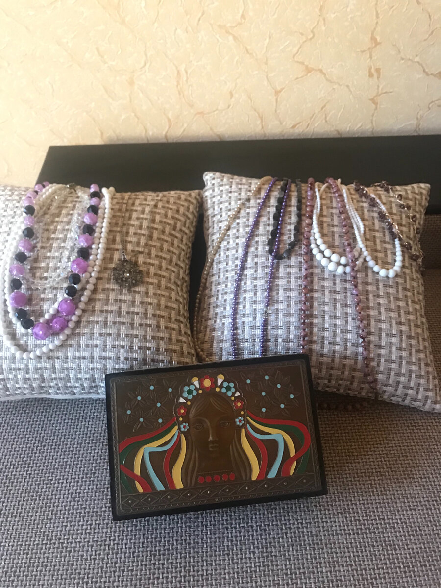 Эту шкатулку с бижутерией подарил маме папа . 