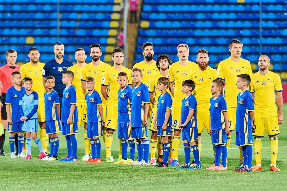 2 тур. Ростов – Ахмат (Грозный) 0-1. Футболисты «Ростова» слева-направо: Александр Гацкан, Илья Абаев, Виталий Устинов, Мацей Вилюш (№3), Артур Юсупов, Миха Мевля, Хорен Байрамян, Павел Могилевец (№18), Жан Майер, Александр Бухаров и Тимофей Калачёв.