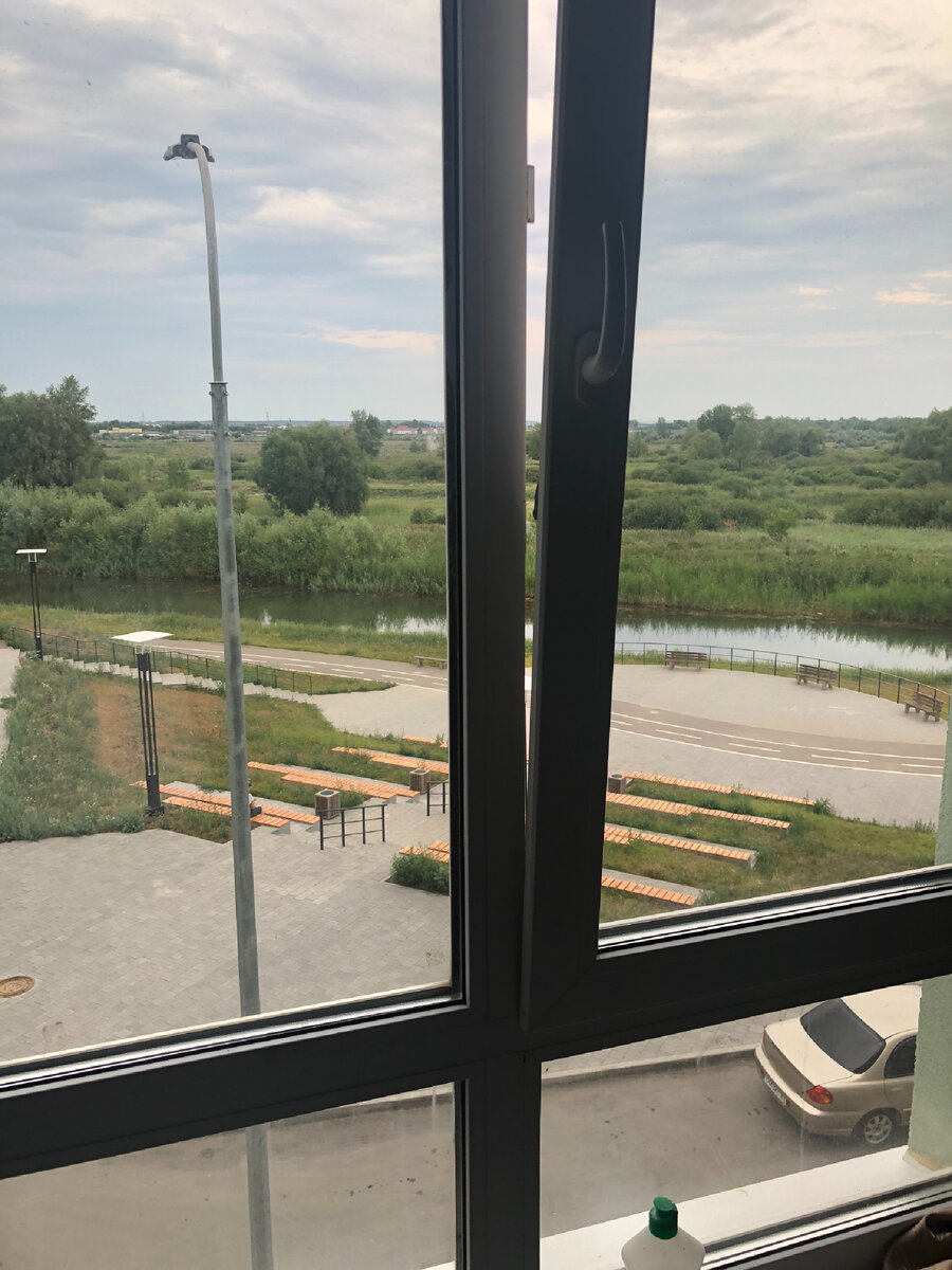 Вид из окна на набережную