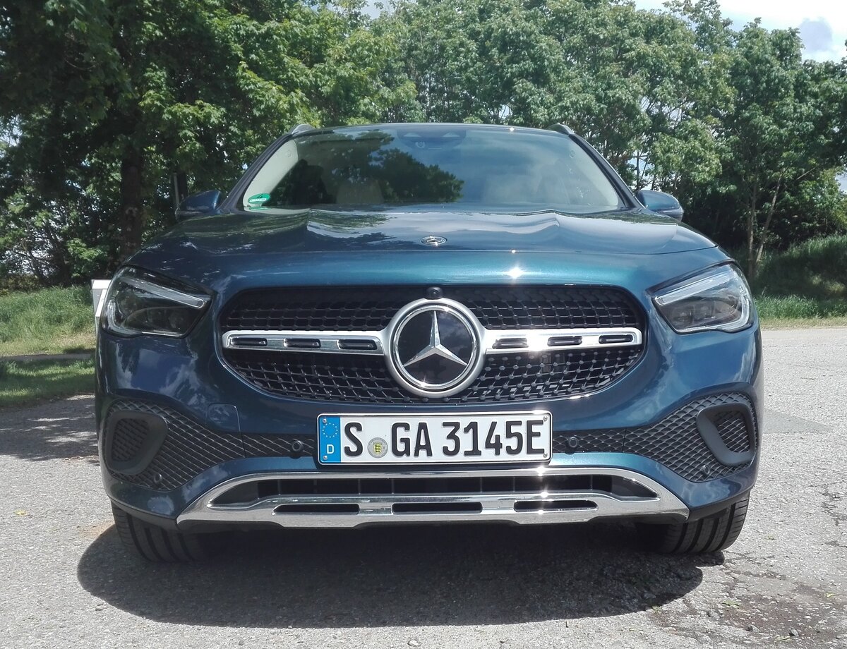 Mercedes GLA 250e в нашем тесте окрашен металликом Denimbluе, оснащен полным набором опций, в том числе светодиодными фарами Multibeam.