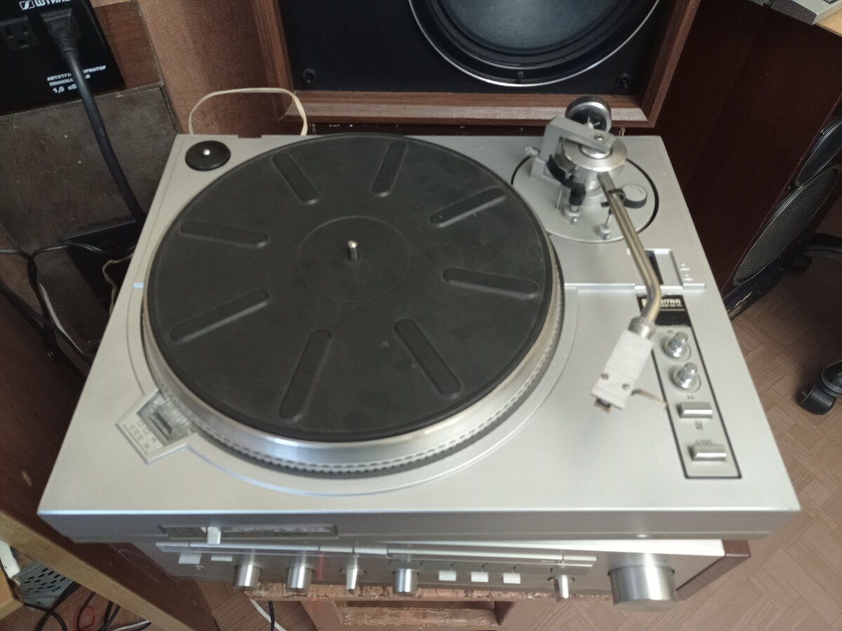 сегодня приобрёл проигрыватель пластинок Арктур 006, уже покрасил - сверкает, вот только петель нет, больная тема для него, отламываются только так.