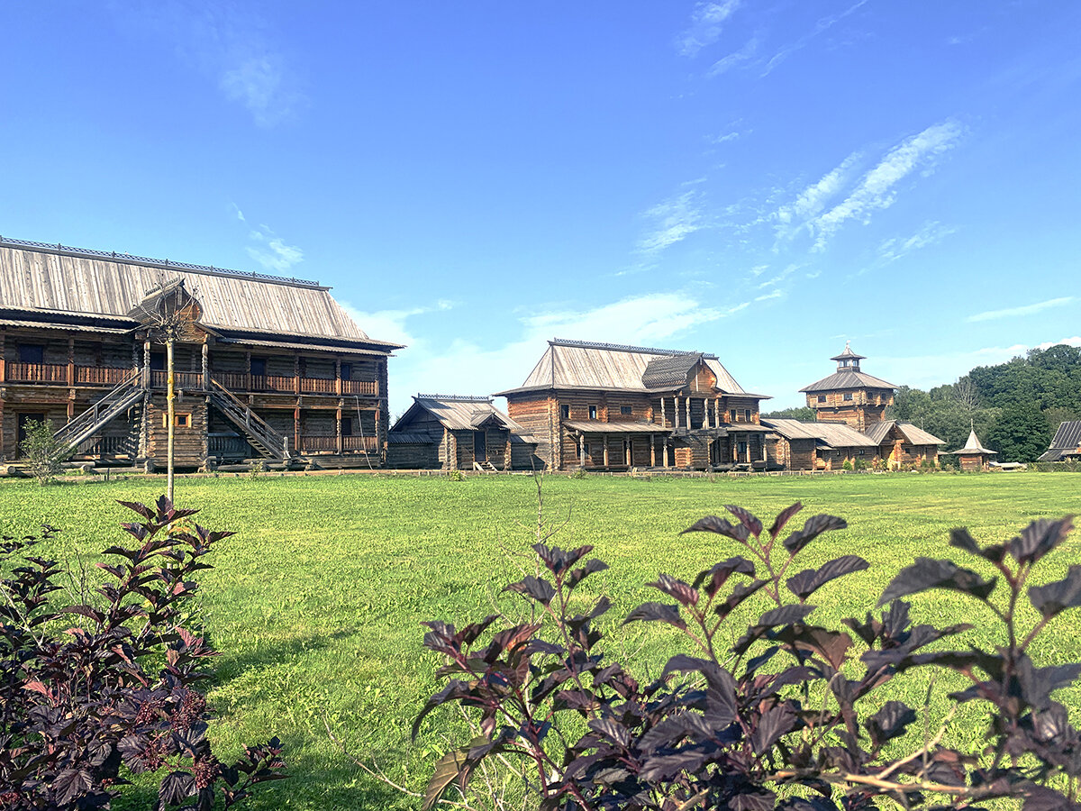 Подворье. Фото автора. Листайте галерею, чтобы увидеть больше