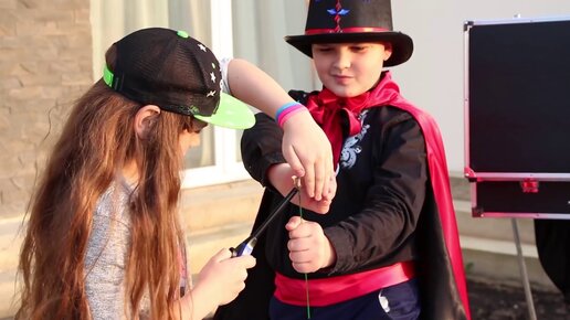 Девушка показывает фокус. Фокус с кроликом и шляпой. Девушка показывает фокус. Девушка показывает фокус. Фокусник для детей.