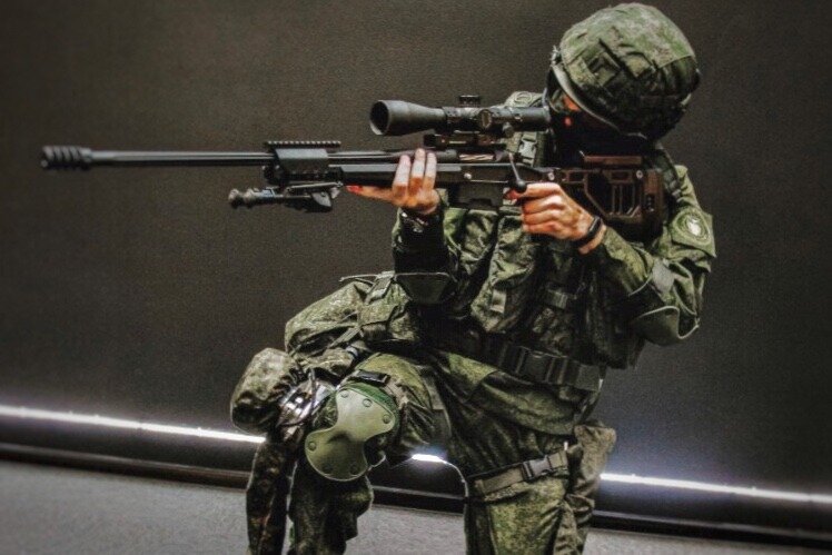 Боец в экзоскелете