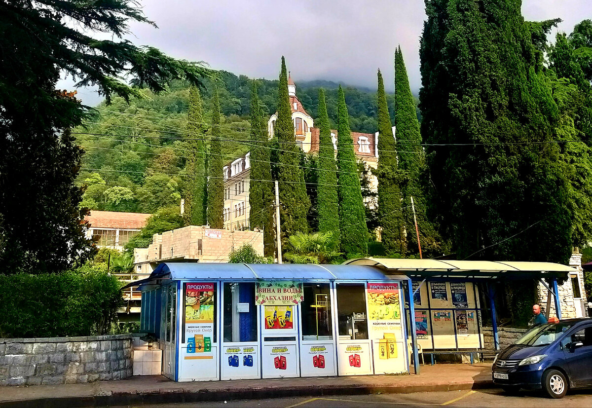 Абхазия, Гагра, стандартный абхазский магазин, фото 2021г 