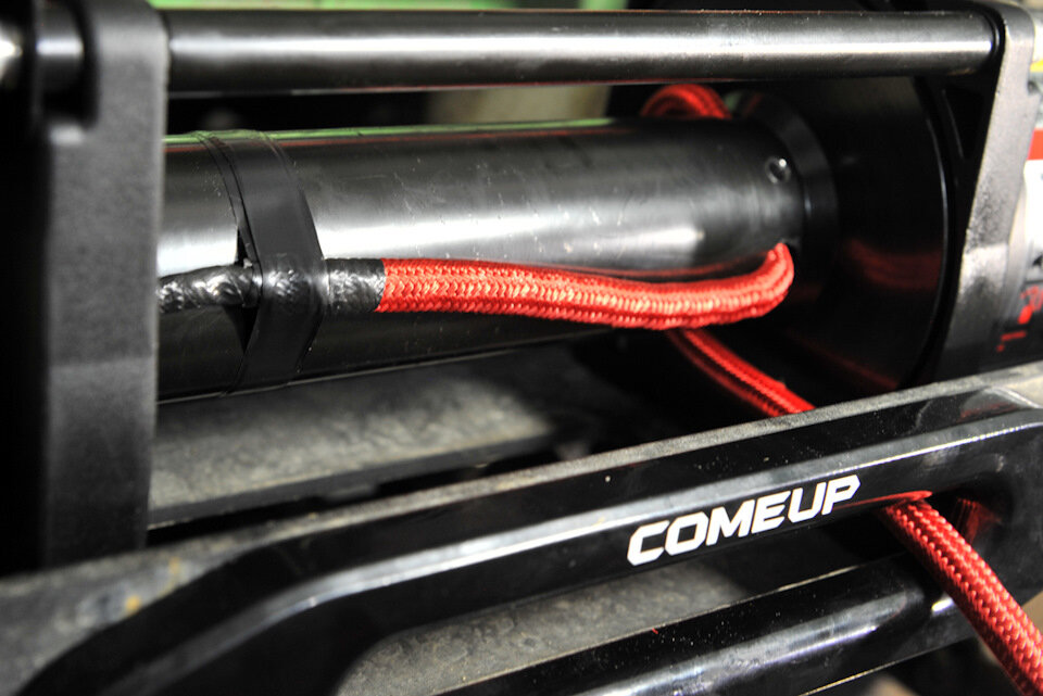 В барабане сквозное хордовое отверстие. Пропускаем через него хвост, вытягиваем подлиннее, укладываем вдоль барабана, приматываем кончик изолентой…