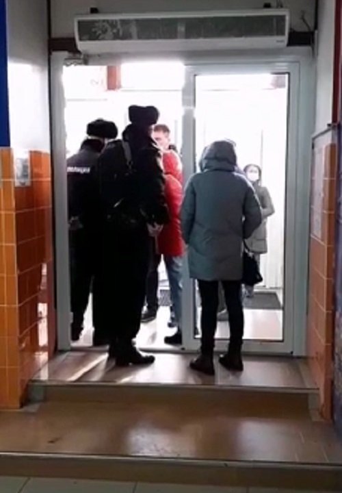 ТГ-канал "Колыма инсайд". Автоматчик у входа на сельскохозяйственную ярмарку