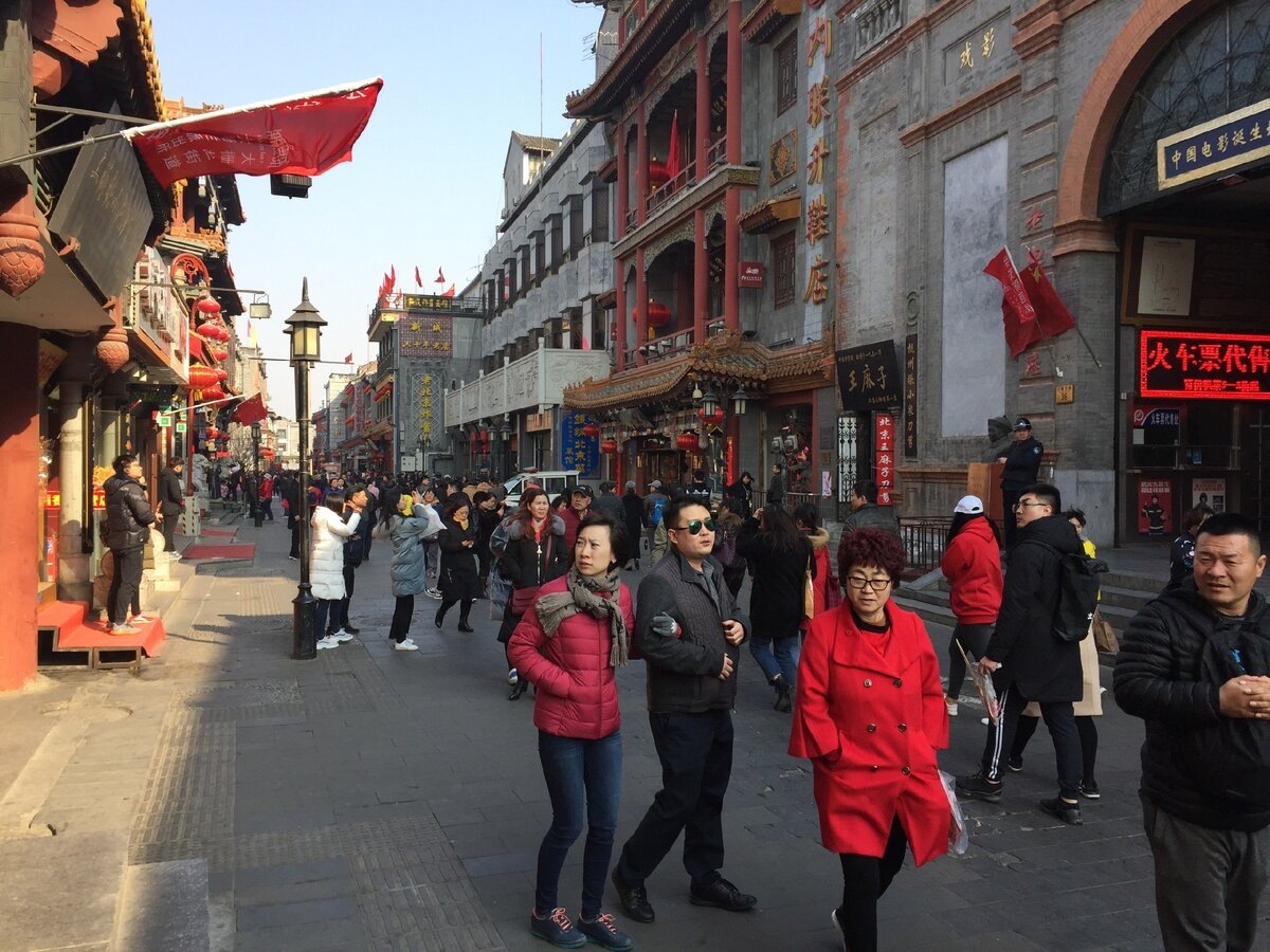 И всюду рыщут шпионы.