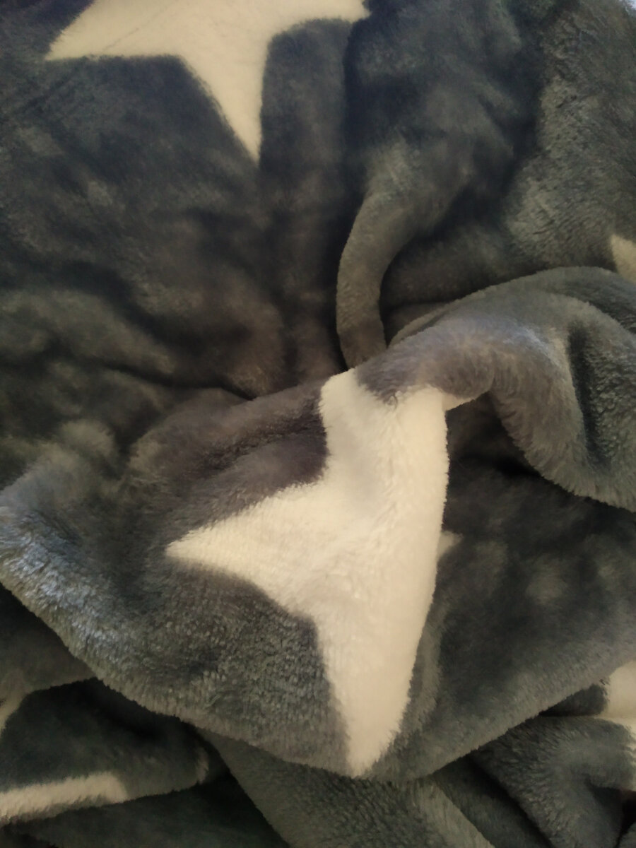 пледик. он такой оказался классный! такой тёплый и лёгкий, я прямо млею от него)) и кошка тоже)