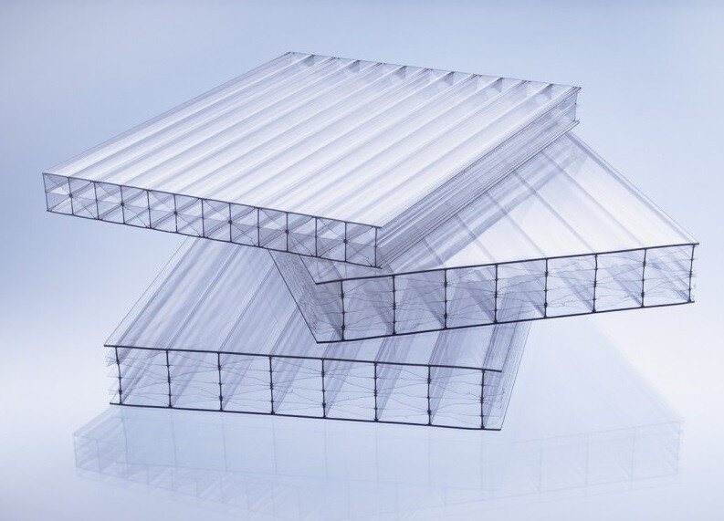 поликарбонат бывает разной толщины. Чем он толще - тем прочнее.