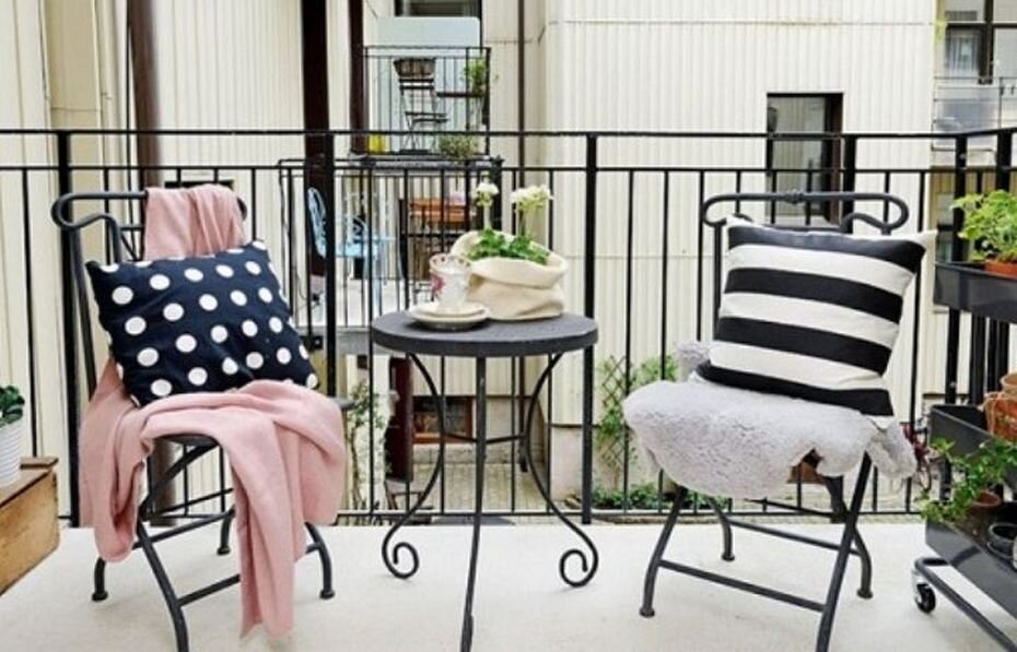 Металлические стулья на балконе