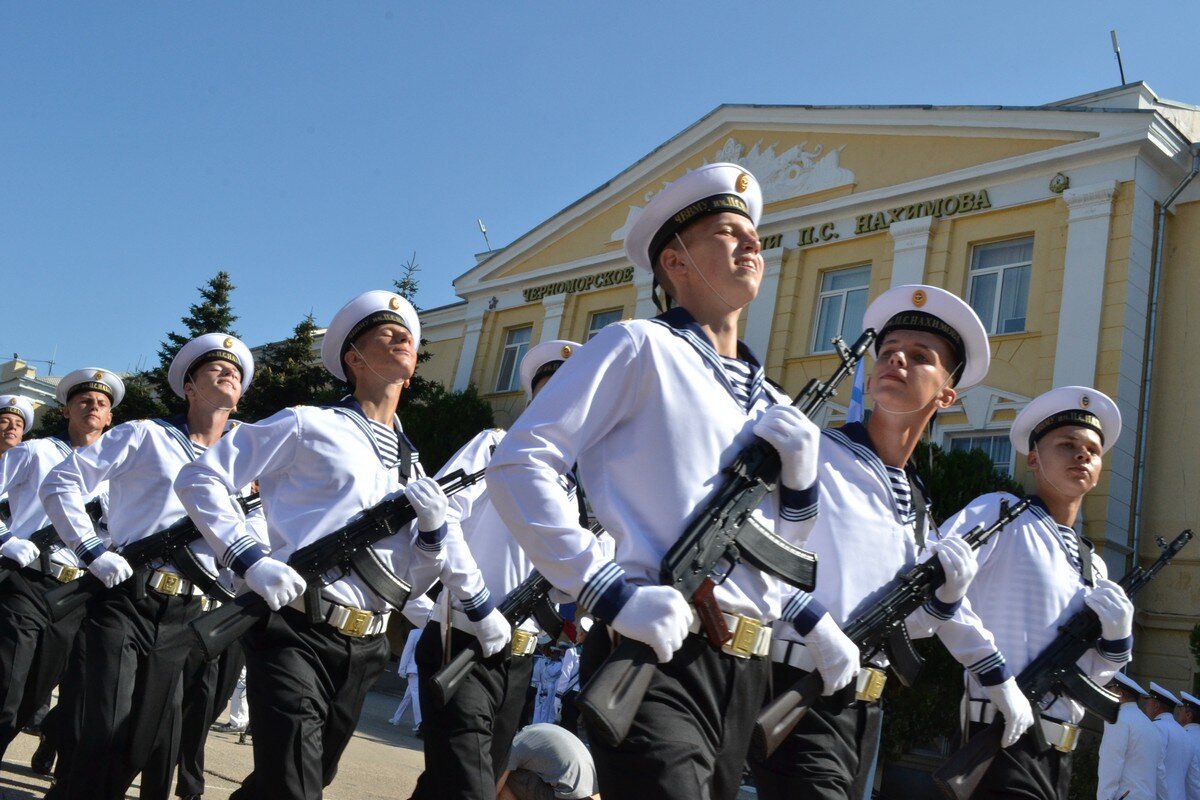 Курсанты высшего военно-морского училища им. П. С. Нахимова. Все красавцы 