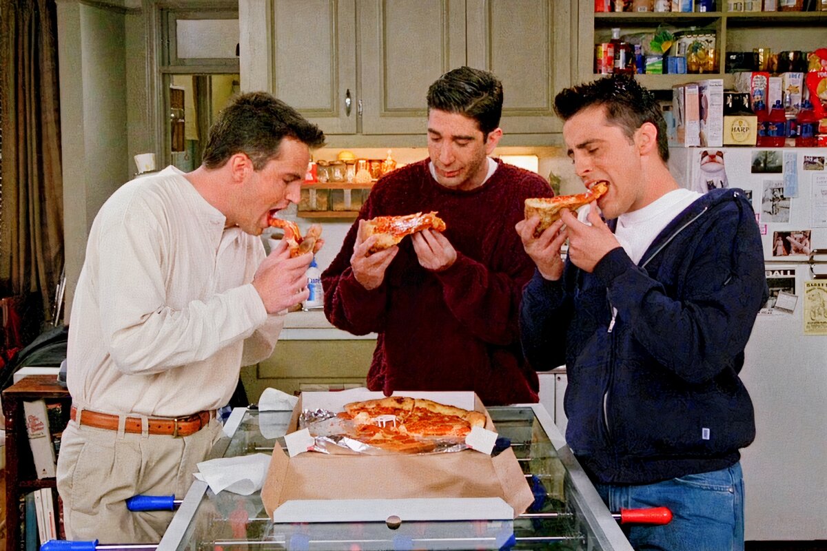 Чендлер, Росс и Джо едят пиццу