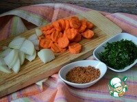     В глубокой сковороде разогреть растительное масло. Репчатый лук и морковь почистить и нарезать.