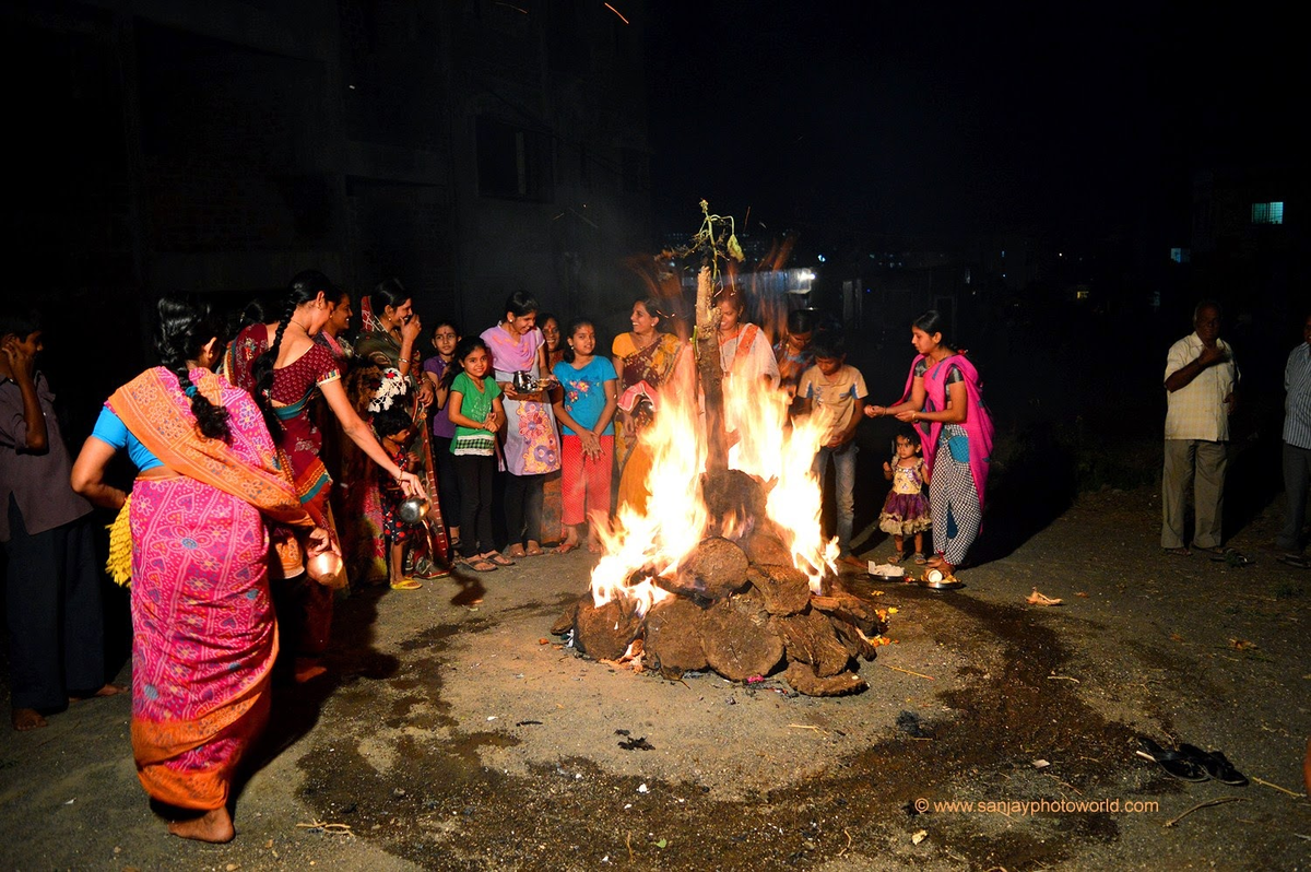Праздник лори в индии. Демоница холика индия. холика в костре. холи holika dahan. индийский праздник лори.