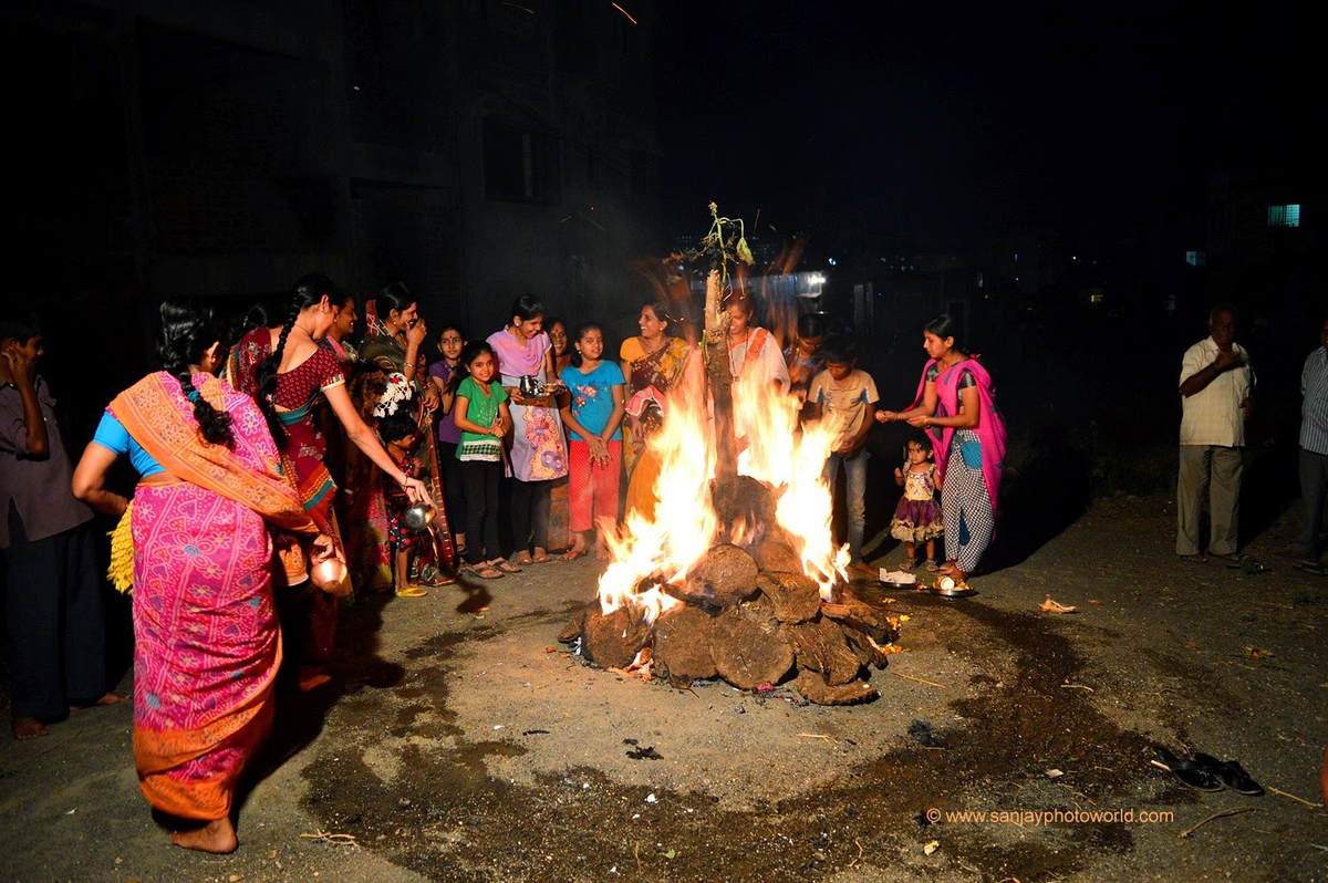 Лори в индии. Демоница Холика Индия. Холика в костре. Холи Holika Dahan. Индийский праздник Лори.