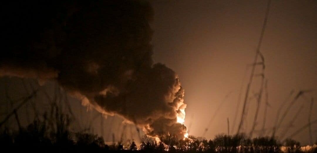 Вид на горящую нефтебазу, предположительно пострадавшую в результате обстрела возле военной авиабазы Васильков в Киевской области, Украина 27 февраля 2022 года.