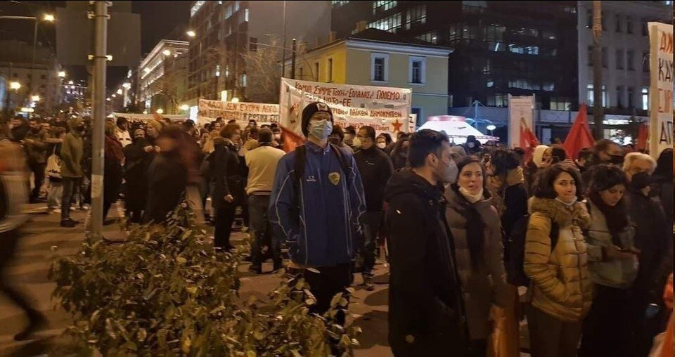     Жители Греции прошли по центральным улицам городов под лозунгами «Демократия - в Донбасс», «Нацисты, прочь из Донбасса!», а также «Греция, выходи из НАТО».  СОЦСЕТИ