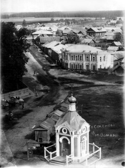 Площадь и улица Ленина в XIX веке. Видна Вознесенская часовня, на месте которой находится дом культуры. Фото Яндекс. картинки