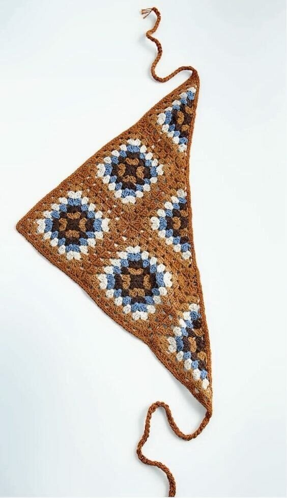 Эта бандана из Zara, но ее легко сделать своими руками - просто связать три мотива в треугольник и еще три в квадрат, выйдет еще лучше, чем на фото.