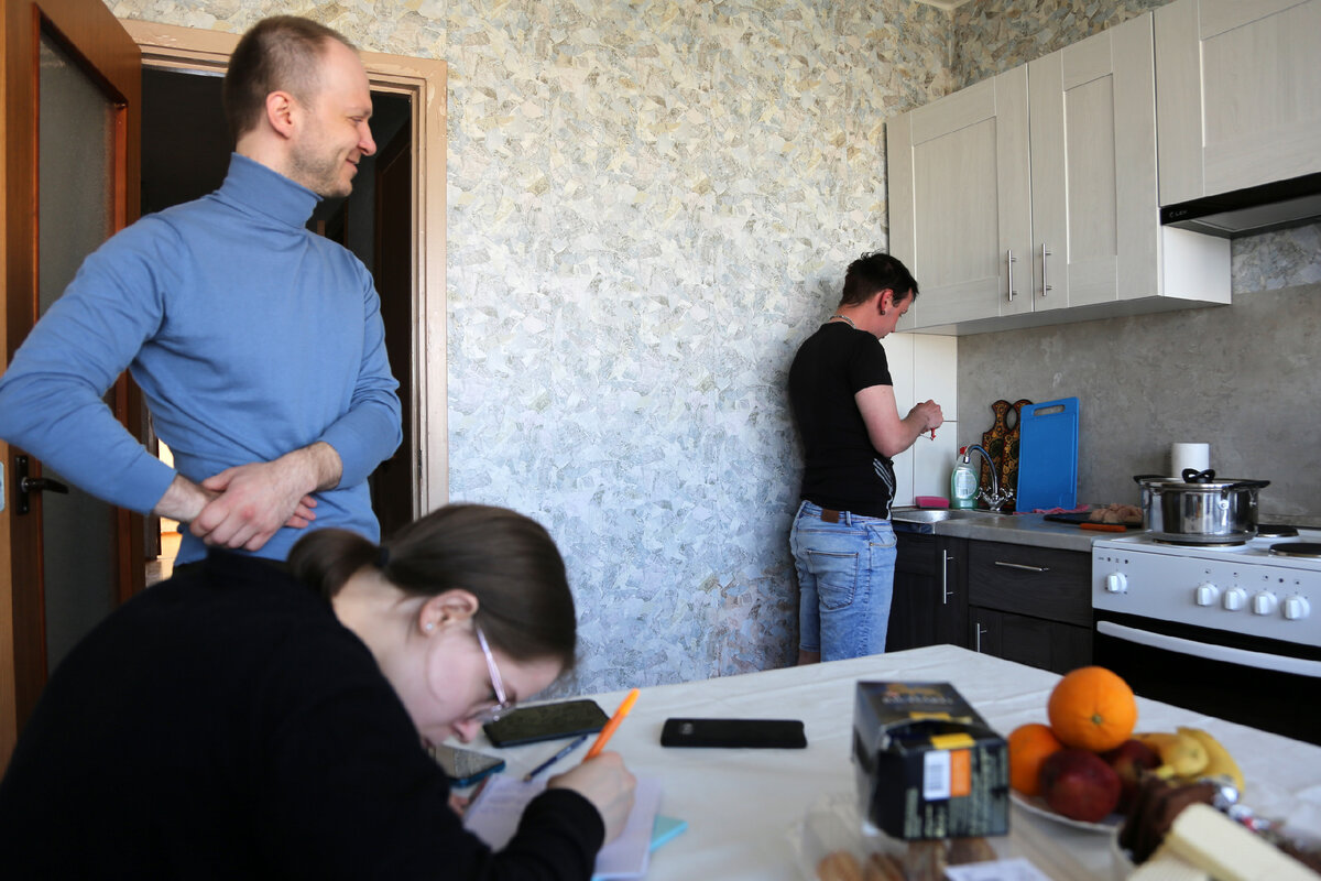 На кухне тренировочной квартиры: Вика, наставник Сергей и Стас