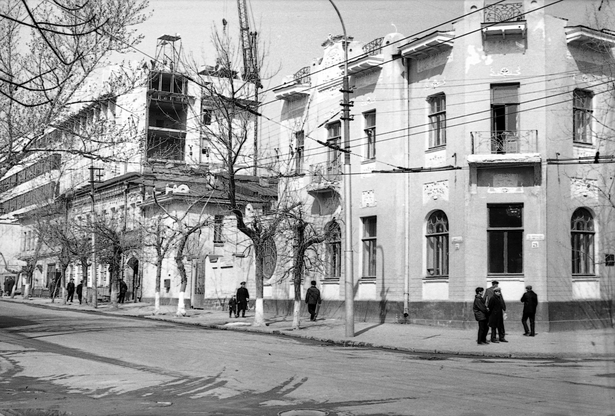 1972. Провода оборваны, стрелка демонтирована. Строительство издательства "Коммунист".