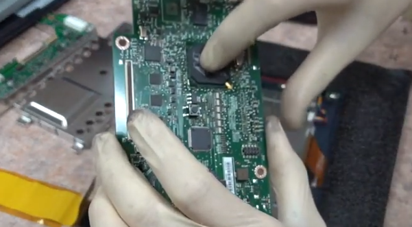 Флюс и зубочистка, которой мы наносим флюс на плату вокруг чипа