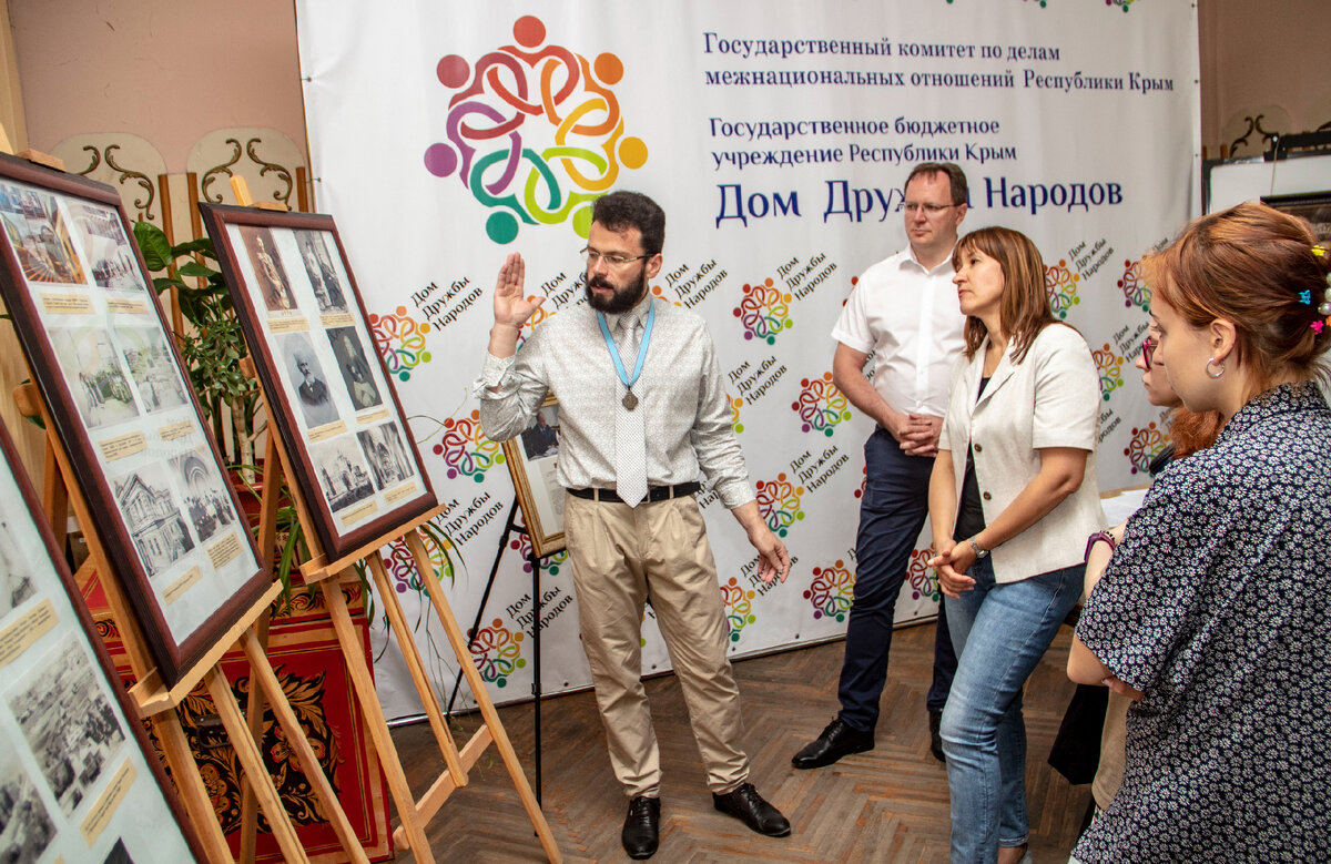 Р. Близняков и В. Пелькевич проводят экскурсию по выставке