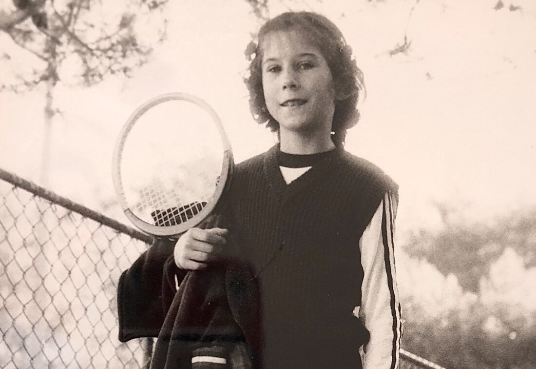 Первым тренером Моники был ее отец Кароль Селеш. К спорту он не имел никакого отношения, Кароль был художником-мультипликатором. Но именно он девочка занялась теннисом. Кароль сам учил дочь держать ракетку, бить по мячу и отражать подачи.