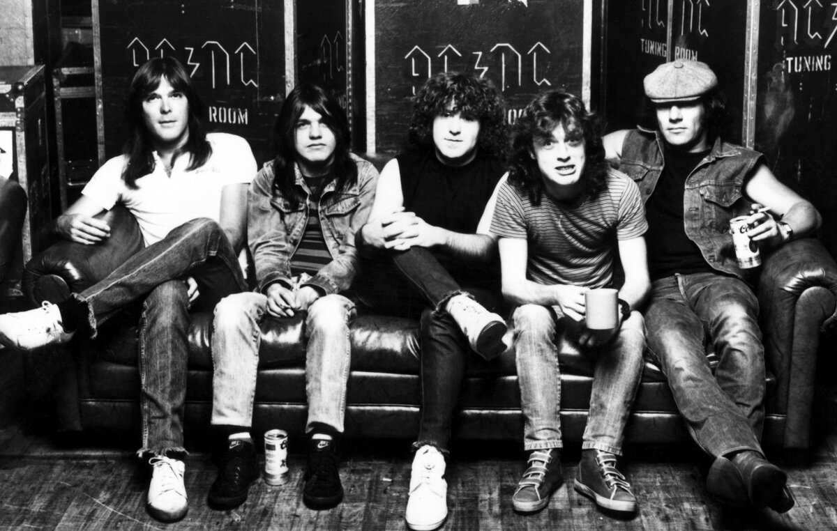 Песня эй си ди си. AC/DC группа. Группа AC/DC 1980. Группа AC/DC молодые. Рок группа Эйси ДИСИ.