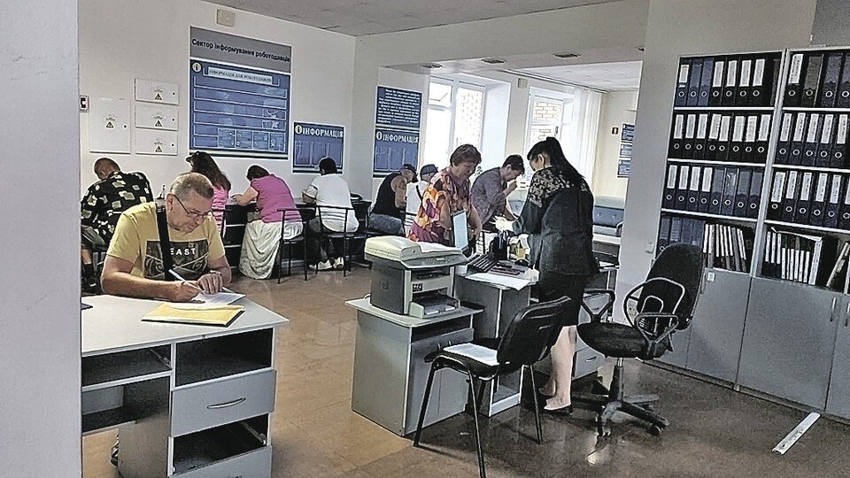     В первый день работы Центр занятости принял более ста человек. Фото: Светлана Медведкова