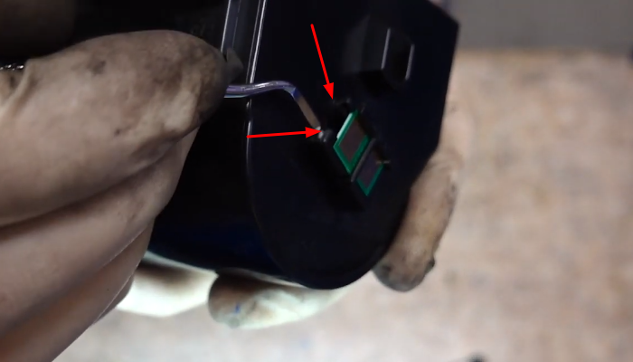 Фото 12. Выдвигаем каретку по направлению красной стрелки