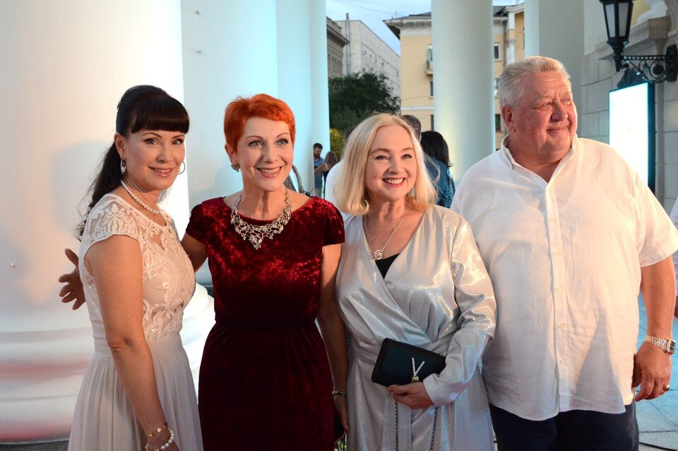     Гости фестиваля "Волгоградский факел" на красной дорожке. Геннадий БИСЕНОВ