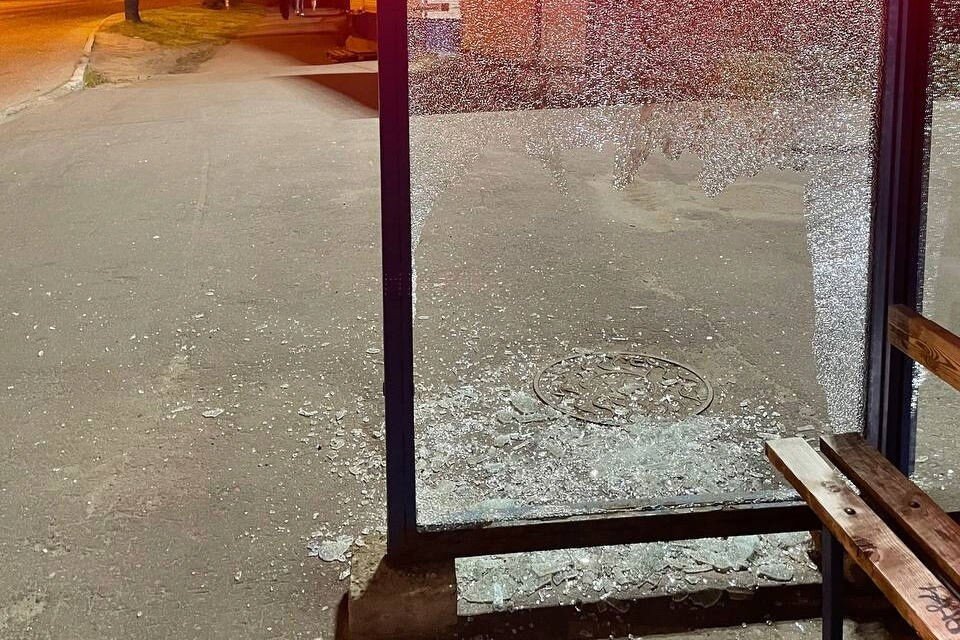     Вандалы разбили стекло остановочного пункта. Фото: t.me/groupmurmansk